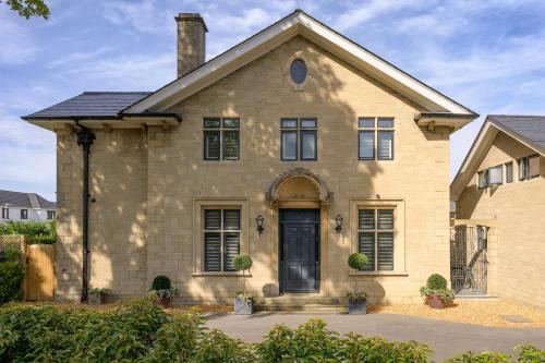 Cheltenham Maison | Luxurious Home in Cheltenham Private Parking