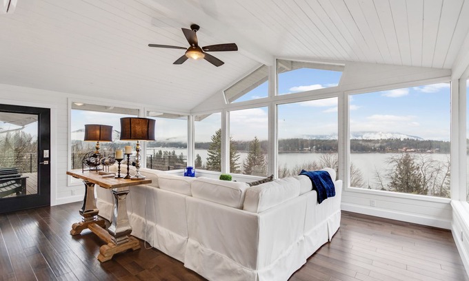 East Hope Maison | Luxueux, rénové, vue sur le lac avec terrasse et feu-minutes au lac!