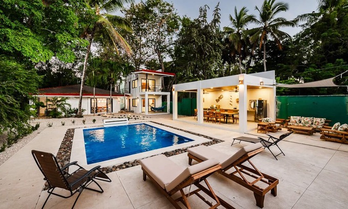 Palm Beach Estates Maison | Luxurious home with Pool...steps to Playa Grande beach and surf