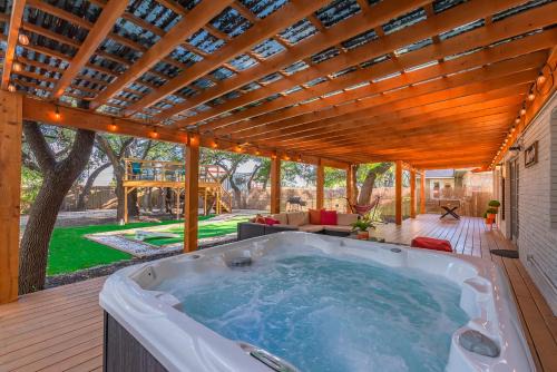 Wetmore Maison | Luxurious Home With Hot Tub & Tree Deck By 6flags
