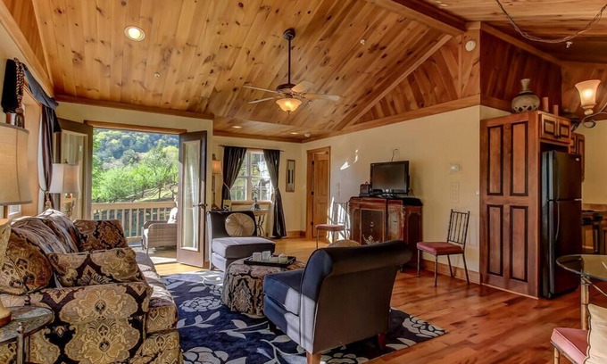 Wiley Cottage | Luxurious King bedroom Suite nestled in the North Georgia Mountains