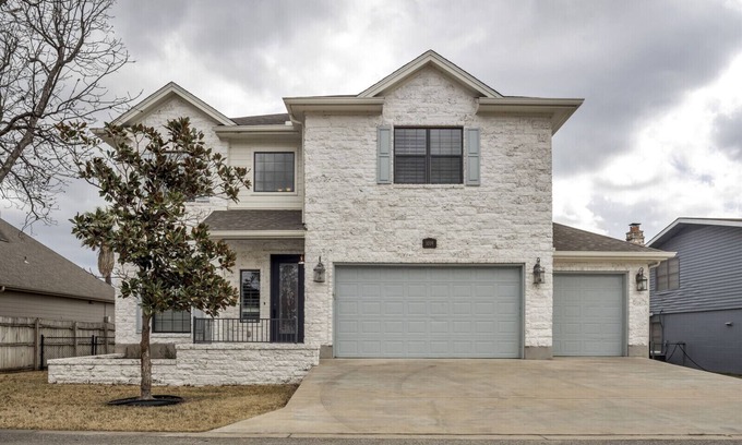 Granite Shoals Maison | Luxurious Lake house w/ fire pit, putting green, and beautiful views!