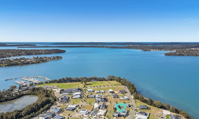 Morisset Park Maison | Luxurious Lakeside Oasis