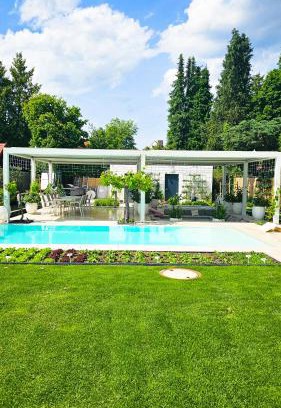 Obersendling Appartement | Luxurious large home with Pool, Garden, Koi Pond