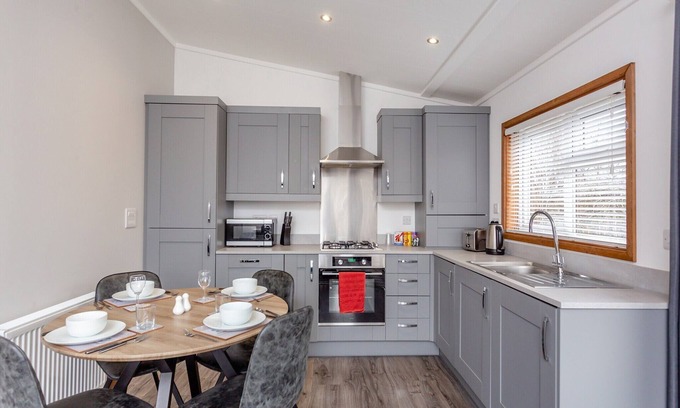 Banchory Chalet De Ski | Luxurious lodge with one double bedroom and one twin bedroom.