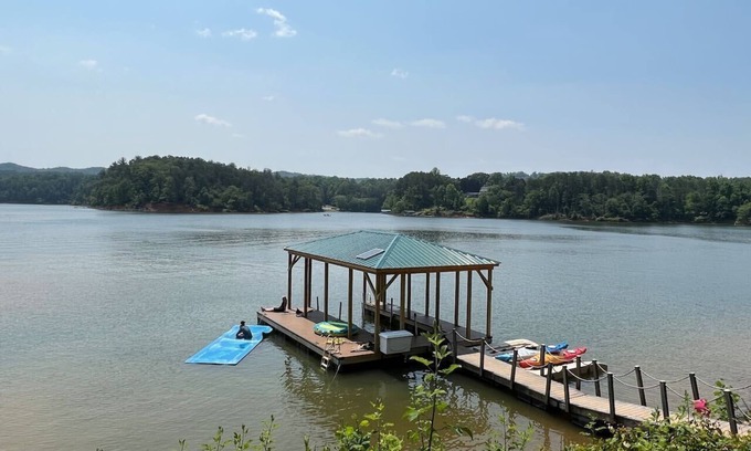 Wilkesboro Cabine | Luxurious Log Cabin on Kerr Scott Lake