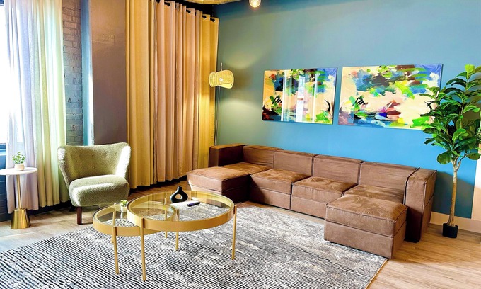 Near South Side Appartement | Luxurious McCormick 5 bed/4 bath Suite for up to 12 guests with optional parking