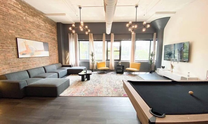 Near South Side Appartement | Luxurious McCormick 6 bed/4 bath Suite for up to 12 guests w Jacuzzi/Opt parking