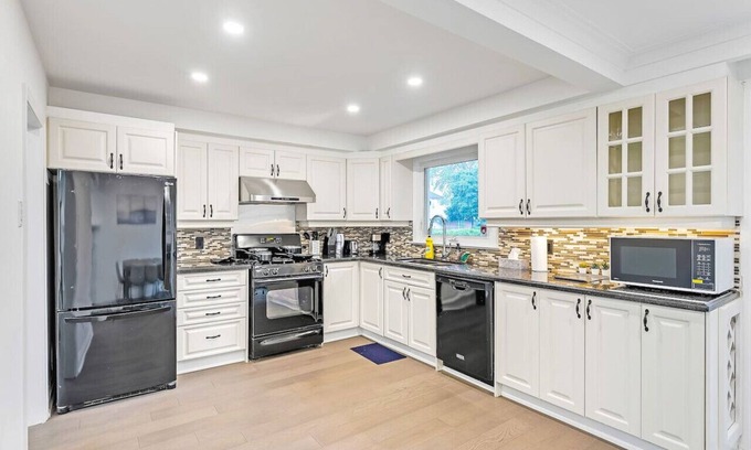 Willowdale Maison | Luxurious Modern 5B3B Home + Magnificent Patio