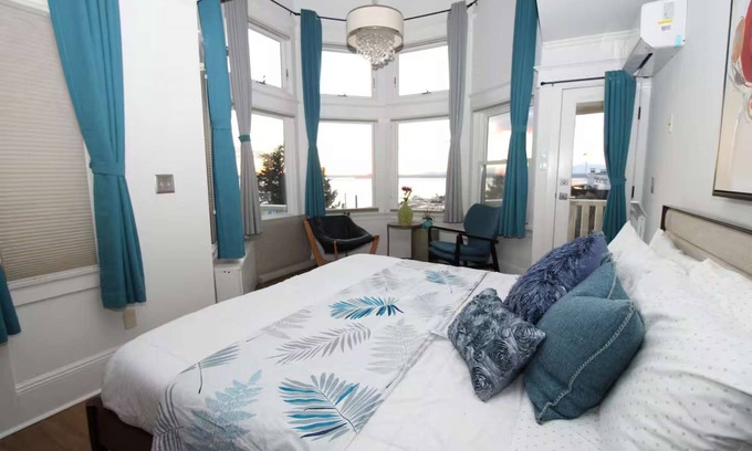 West Queen Anne Hôtel | Luxurious Multi-Level Home with Breathtaking Mountain & Water Views - Prime Seattle Location!