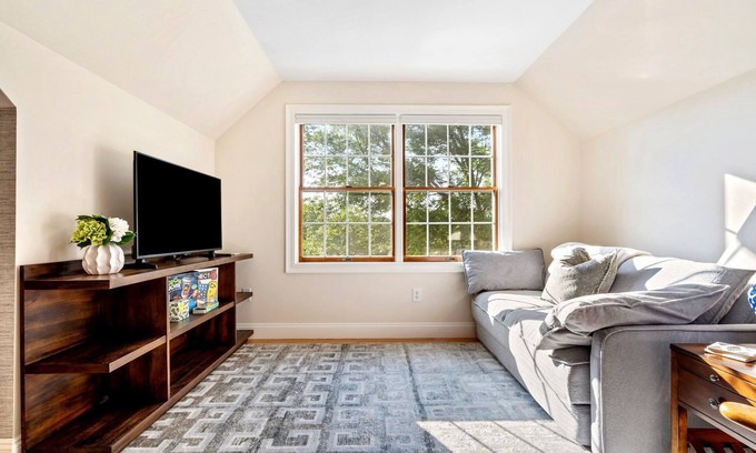 South Portland Appartement | Luxurious New 1 Br/1Ba Apartment with Workspace, Private Garage, W/D