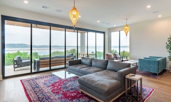 Comanche Trail Maison | Luxurious new build with gorgeous views of lake Travis & 30 min from Downtown!