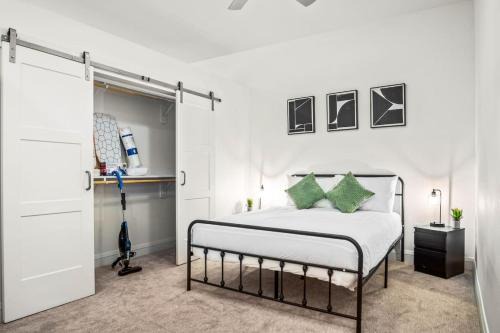 West Oak Hill Appartement | Luxurious New Unit 1Bd1Ba Pool, Golf Sim