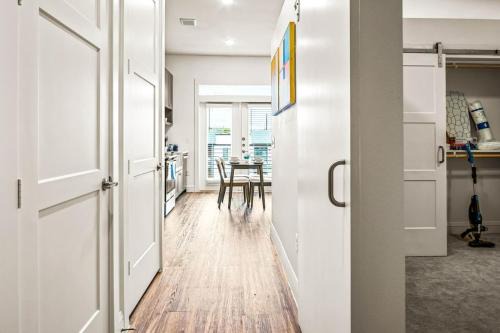 West Oak Hill Appartement | Luxurious New Unit 1Bd1Ba Pool, Golf Sim