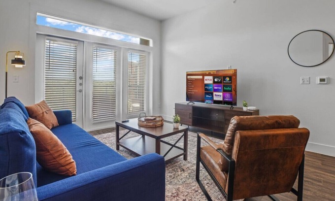 West Oak Hill Appartement | Luxurious New Unit|2Bd2Ba|Pool, Golf Sim