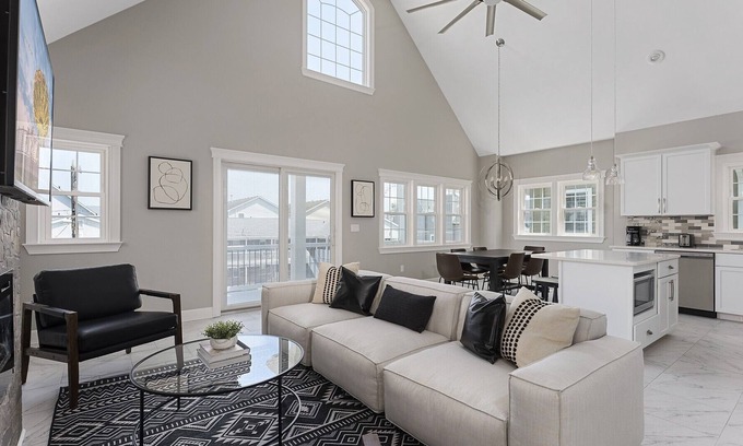 North End Maison | Luxurious, Newly Constructed 4BR on Beach Block