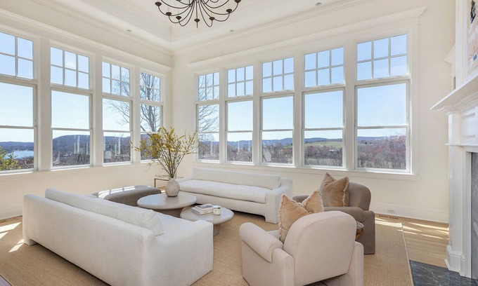 New Preston Maison | Luxurious Private 5-Bedroom House with Sweeping Lake Views and Beach Access