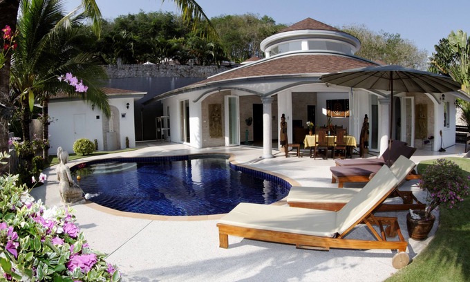 Sa Khu Villa | La villa « Orchid », avec piscine privée et domestique, occupe un lieu de rêve.