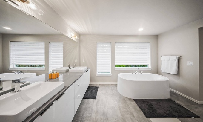 Port Orchard Maison | Luxurious residence beside golf course in exclusive upscale neighborhood