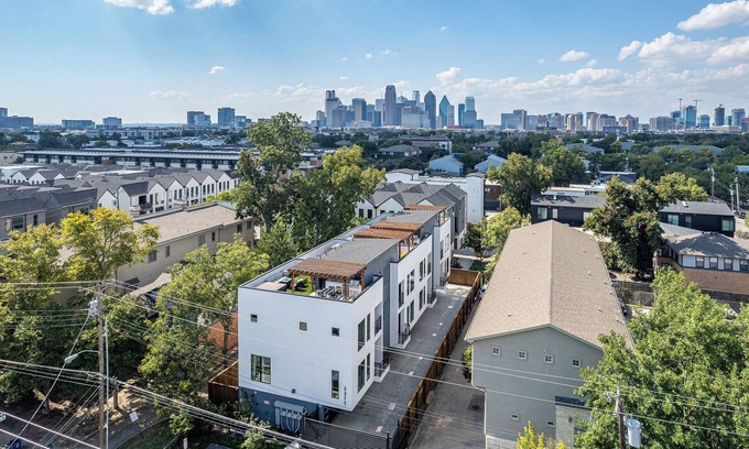 Old East Dallas Copropriété | Luxurious Retreat ~ Gated ~ Hot Tub ~ Skyline View of Downtown Dallas ~ BBQ