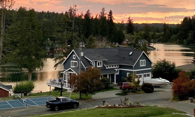 Gig Harbor Maison | Luxurious Retreat on Wollochet Bay