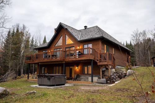 Saint-Faustin-Lac-Carre Chalet De Ski | Luxurious Scandinavian Golf Chalet with Private Spa