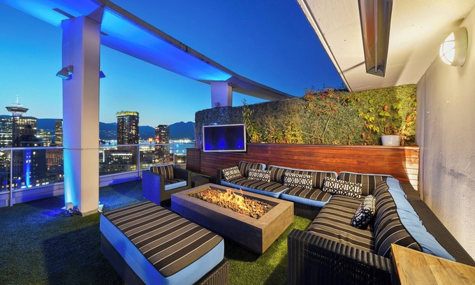 Crosstown Appartement | Luxurious Skyview Penthouse with Stunning Mountain / Ocean views w/ hot-tub