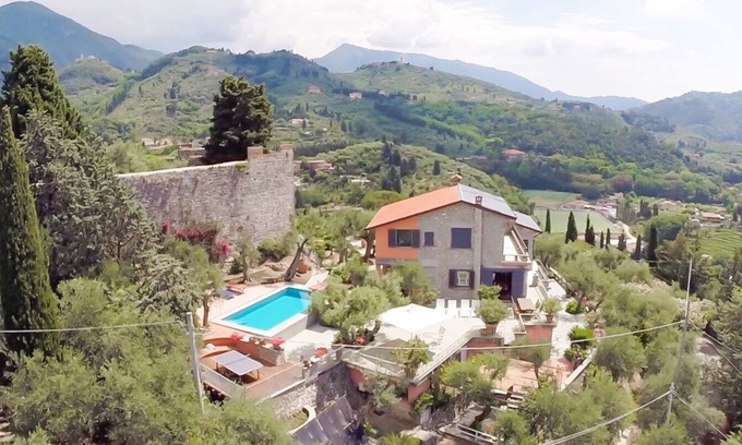 Camaiore Villa | Villa toscane dans un cadre exceptionnel, piscine et vue sur mer
