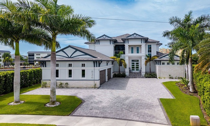 Marco Island Maison | Luxurious Spacious 6-bedroom, 8-Bath house on fantastic Marco Island