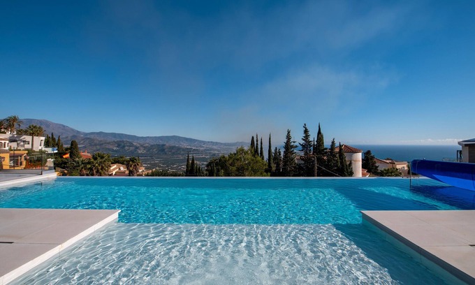 Salobrena Villa | Luxueuse villa Oro avec piscine à débordement et vue panoramique