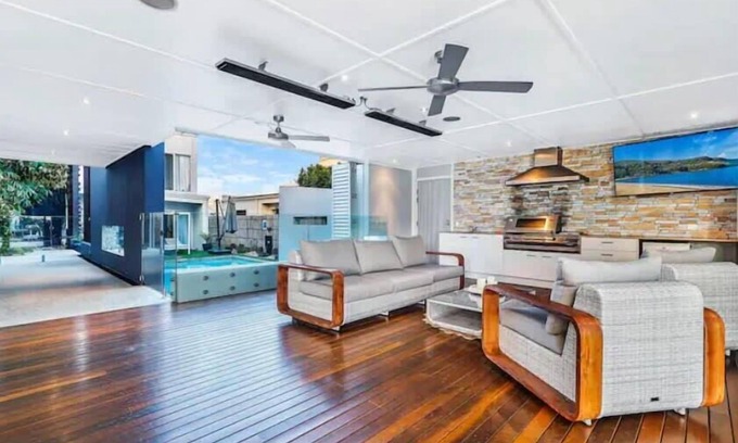Pelican Waters Maison | Luxurious Waterfront 5Brm Canal Home Caloundra