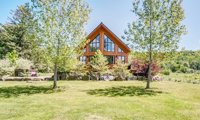 Cheneville Cabine | Luxurious Waterfront Retreat