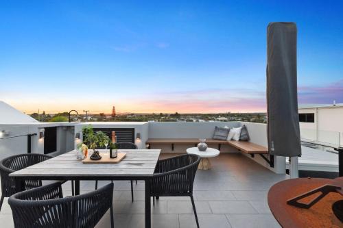 Warana Maison | Luxurious Waterfront Home with direct beach access and ocean views from top viewing deck