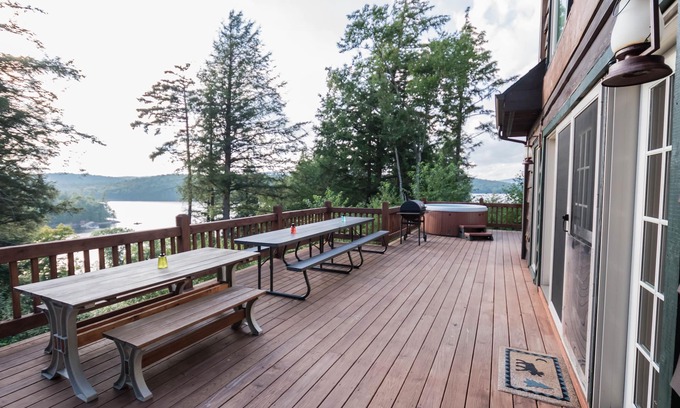 Tupper Lake Cabine | Bord de l'eau luxueux w / vue panoramique sur la montagne, bain à remous WIFI