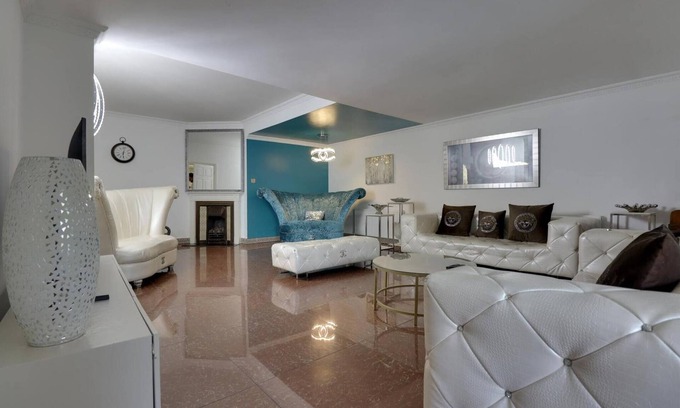 London Borough of Ealing Maison | Luxurious West London Retreat With Hot Tubs & Easy Access to Central London