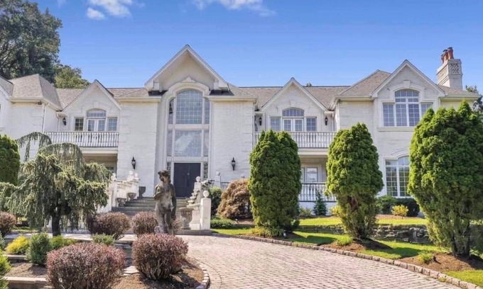 Saddle River Maison | Luxurious white brick villa