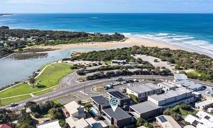 Anglesea Maison | Luxuriously Appointed Townhouse – River and Beach
