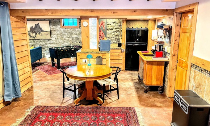 Summit - University Appartement | Luxury 1-bedroom Flat on Cathedral Hill: Private Sauna, Fireplace and Gym