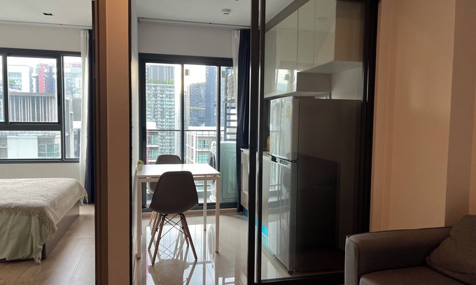 Rama 9 Appartement | Luxury 1-bedroom w/Wifi, Standing Desk & Infinity Pool, 100m from MRT & Shopping