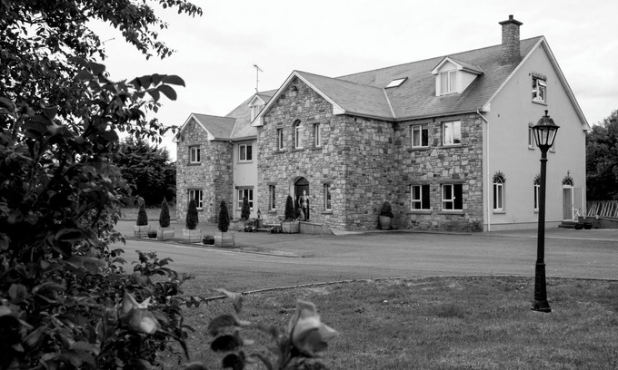 Lecemy Maison | The Manor - 8 bedrooms all ensuite, 16 beds, sleeps 30