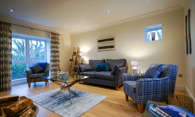 Tarbert Cottage | Luxueux cottage avec 4 * 2 chambres, joliment meublé, à quelques pas du bord du loch