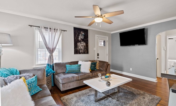 University City Maison | Luxury 2-bedroom home- near Delmar Loop/Forest Park