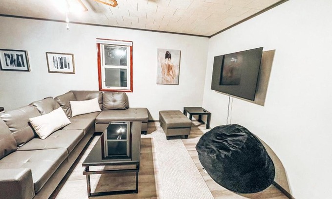 Springfield Maison | Luxury 2 Bedroom Spacious House with Huge Backyard