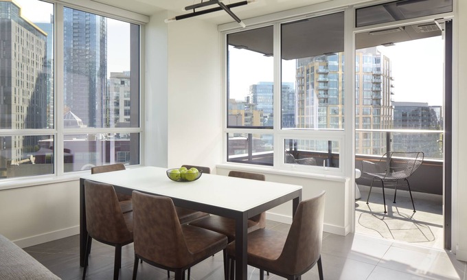 Belltown Hôtel | Luxury 2-BR ADA Suite w/ Pools, Gym, Gourmet Kitchen & Prime Seattle Location!