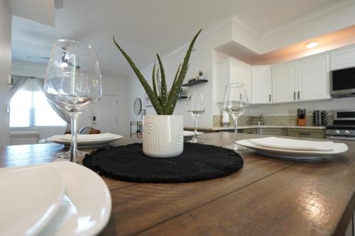Crescent Beach Maison | Luxury 2BD 2BTH Condo 5