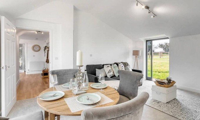 Hethel Maison | Luxury 2bed annex w/parking & outside space