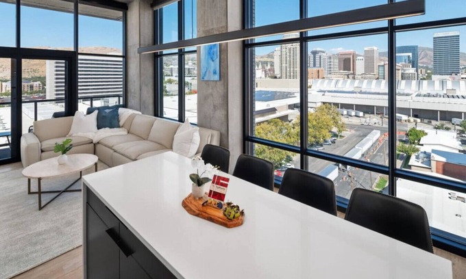 Rio Grande Appartement | Luxury 2BR 2BA Penthouse-Pool, Gym, Pkg, Views!