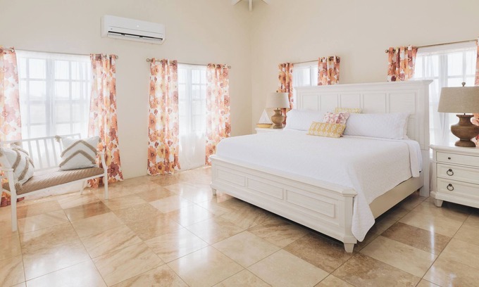 Estate Hermon Hill Maison | Luxury 3,000SF, 6 guests, 3 BR, 3 BA, Free Wi-Fi, AC, 5-10 Min beaches.