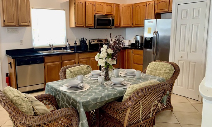 Frigate Bay Copropriété | Luxury 3-Bed, 2-Bath Condo. 3 king beds, pool, tennis and golf