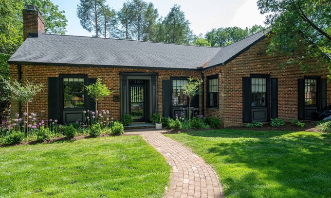 Lewis Mountain Maison | Luxury 3-bedroom House at UVA - Outdoor Fireplace